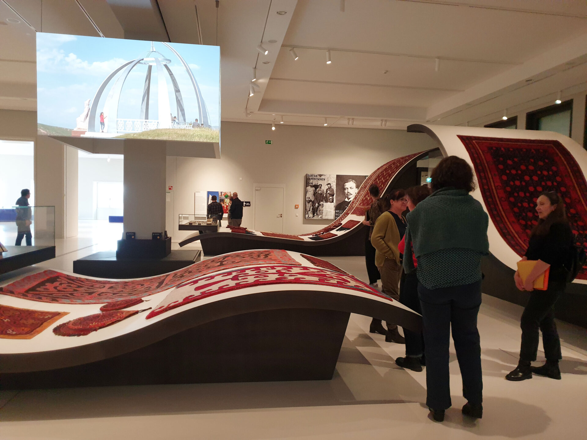 Bei den Teppichen, Exkursion der VDR-Fachgruppe Textil nach Berlin ins Humboldt Forum (Foto: Kerstin Heitmann)