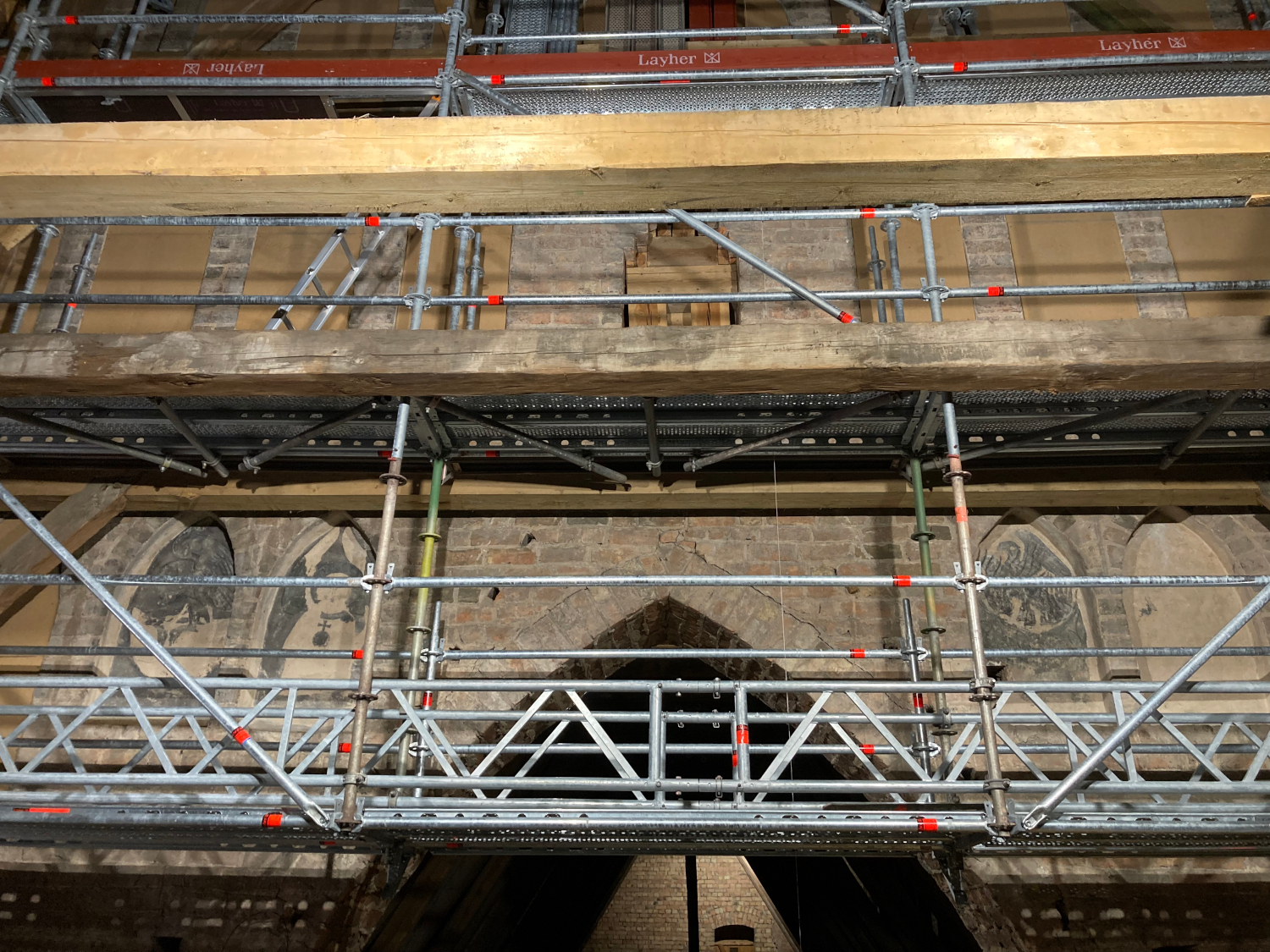 Friedens-/Nikolaikirche Frankfurt (Oder), Teil des Ostgiebels mit mittelalterlichen Malereien, die Mehrzahl noch verschalt – Zustand mit neu errichtetem Wartungsgerüst (Foto Jan Raue, Juli 2023)