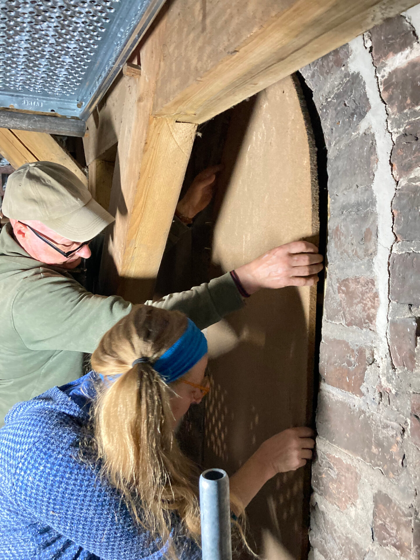 Friedens-/Nikolaikirche Frankfurt (Oder), Giebel, Restauratorisches Fachpersonal bei der Probeöffnung einer Nische mit mittelalterlichen Malereien (Foto Jan Raue, Juli 2023)