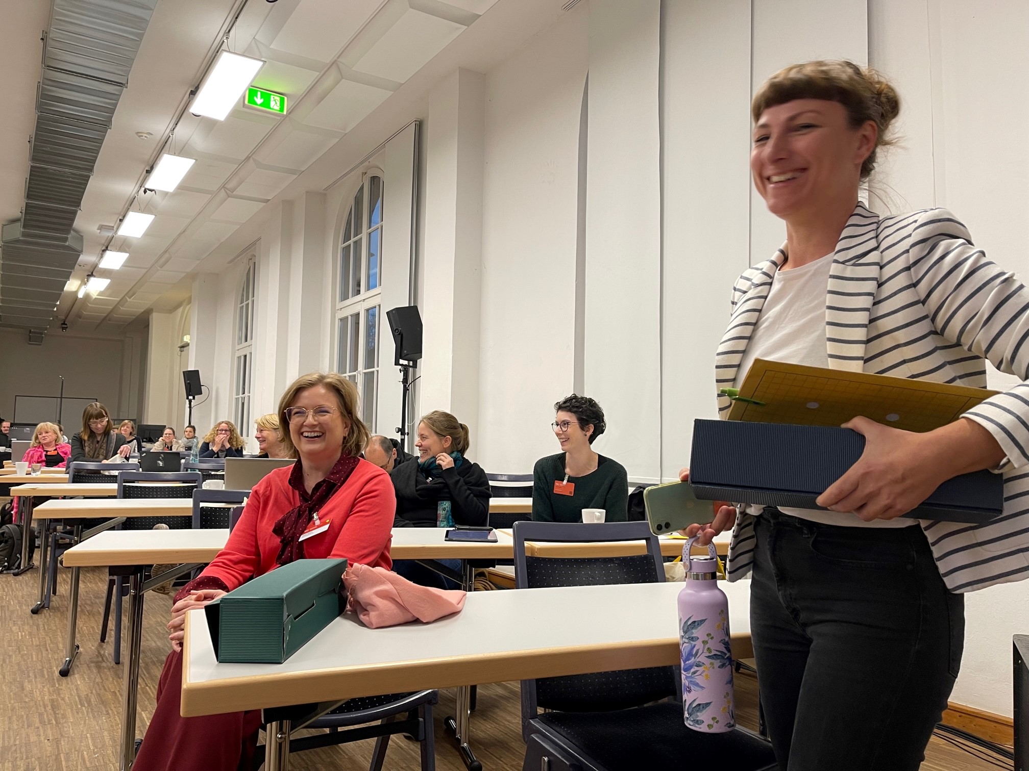 Gisela Gulbins (li) und Nadine Thiel während der Wahlen des Präsidiums.