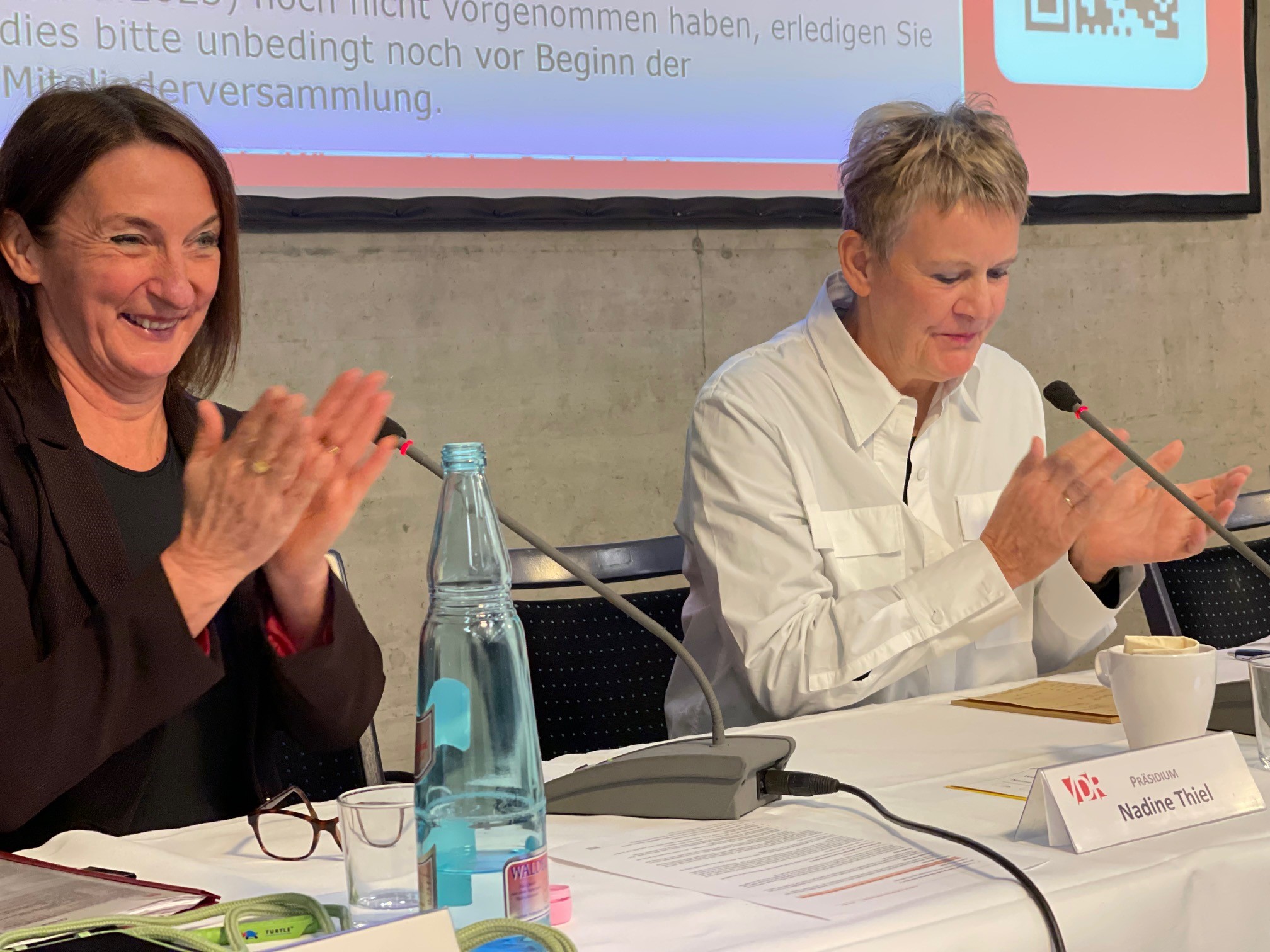 Geschäftsführerin Christiane Schillig und Wahlleiterin Anne Harmssen während der Wahlen des Präsidiums und der Kassenprüferinnen.