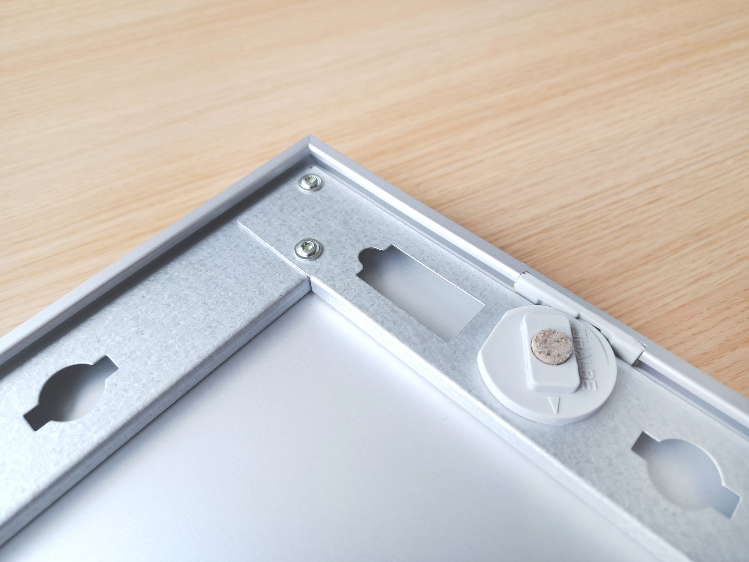 Protect-Sensirion15_web Mittels einer ¼ Umdrehung der Exzenterverschlüsse wird die Glasscheibe an die eingebaute Dichtung gleichmäßig gedrückt und verschließt den Rahmen hermetisch.