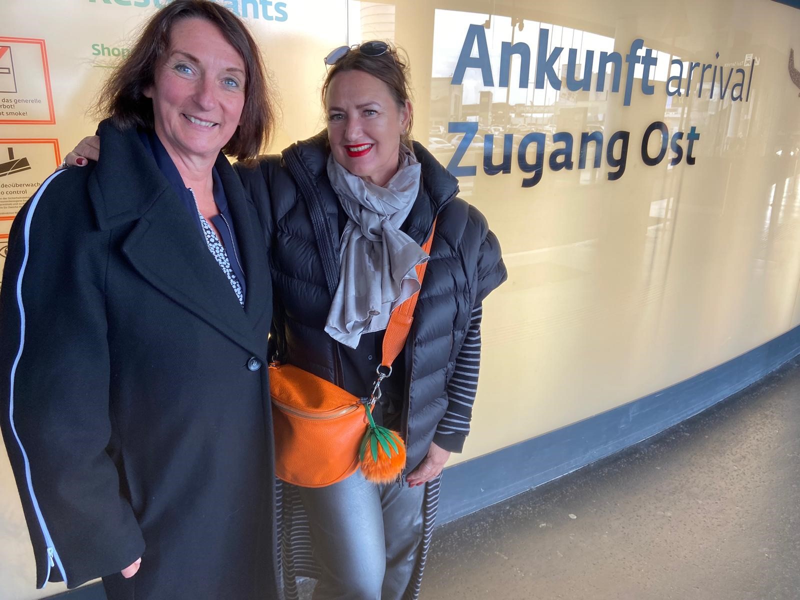  Im Bild: VDR-Geschäftsführerin Christiane Schillig und ÖRV-Präsidentin Susanne Beseler gestern Abend am Flughafen in Wien 
