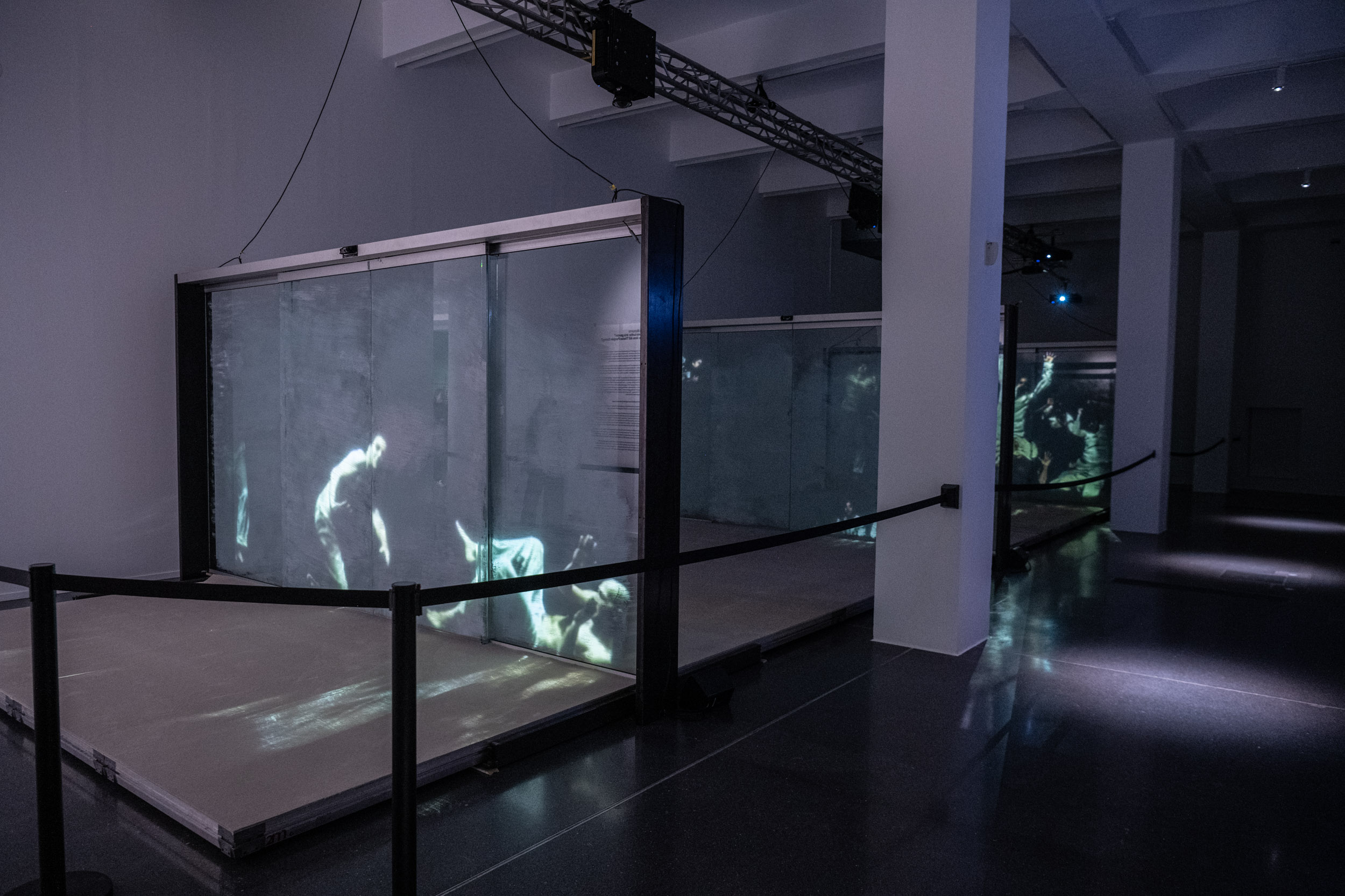 02 2025_05_08 Wohin gehen all diese Leute Museum Ostwall_Roland Gorecki Medienkunstwerk "Wohin gehen all diese Leute?" im Museum Ostwall. Foto: Roland Gorecki