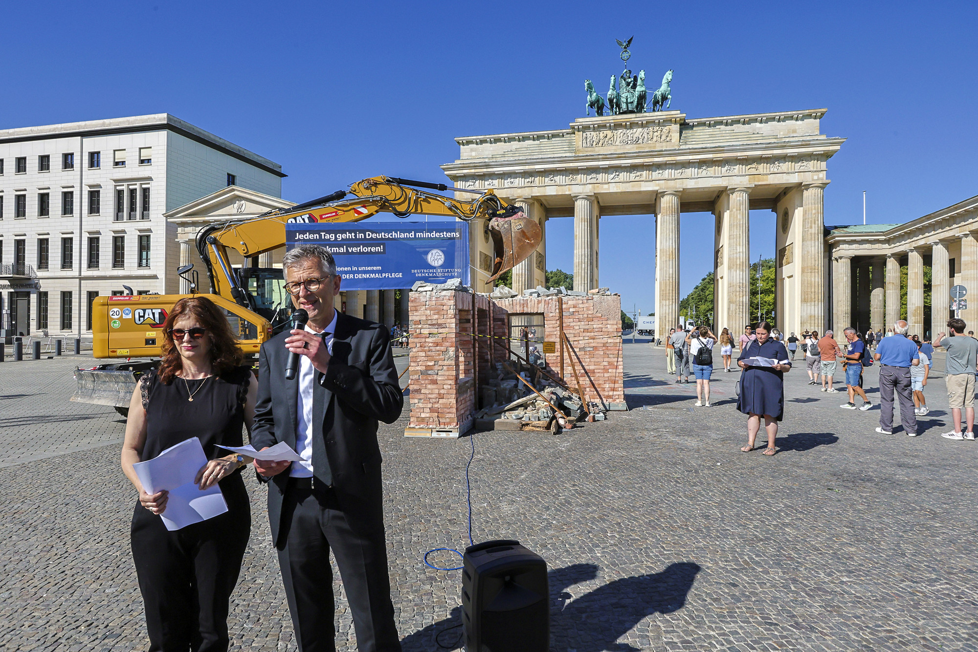 Dr. Steffen Skudelny, Vorstand der Deutschen Stiftung Denkmalschutz, und Eva Masthoff, Abteilungsleiterin Kommunikation und Öffentlichkeitsarbeit, bei der Kundgebung in Berlin zur Veröffentlichung des ersten Schwarzbuchs der Denkmalpflege.
Roland Rossner/Deutsche Stiftung Denkmalschutz