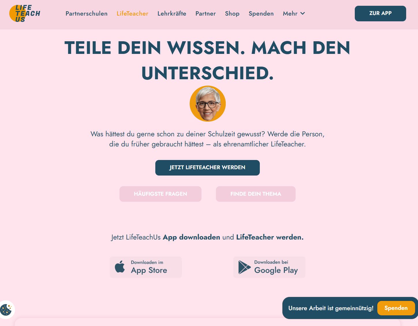 Schulen können mithilfe von LifeTeachUs Ausfallstunden, Projekttage oder regulären Unterricht inhaltlich mit LifeLessons füllen. Personen aus allen Bereichen des Lebens geben vor Ort oder Online in 45 Minuten ihr Wissen an Schüler:innen weiter.