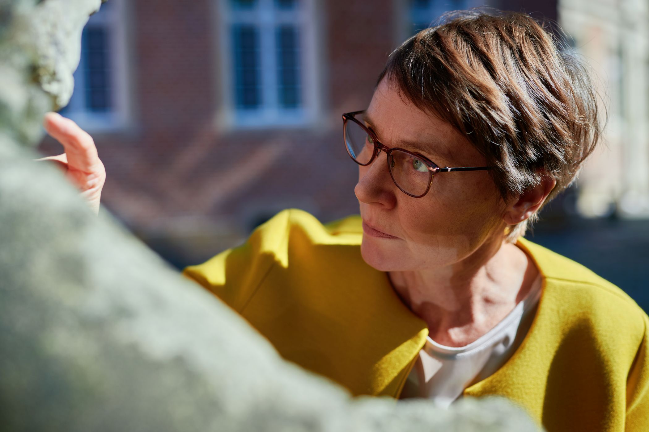 Abbildung: Dr. Brite Graue kämpft gegen den Verfall von Jahrhunderte alten Sandstein-Skulpturen.
Foto: LWL/Nikolaus Urban