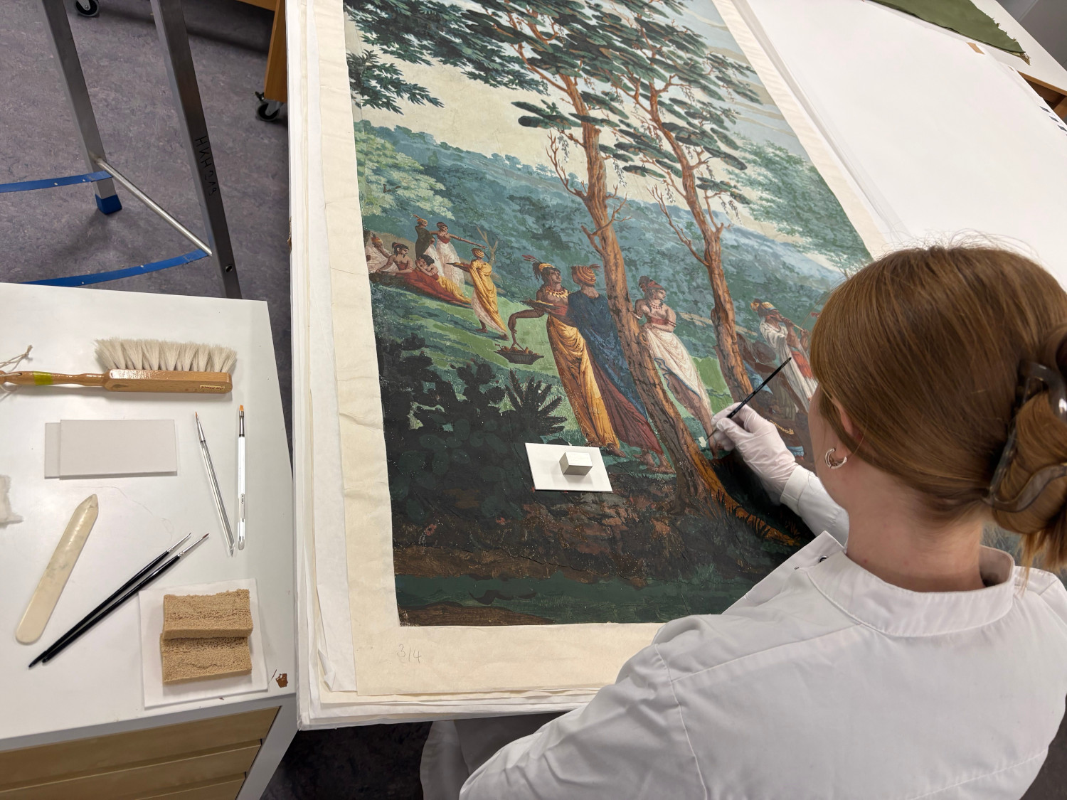 HKH_Restauratorin-bei-der-Arbeit_web