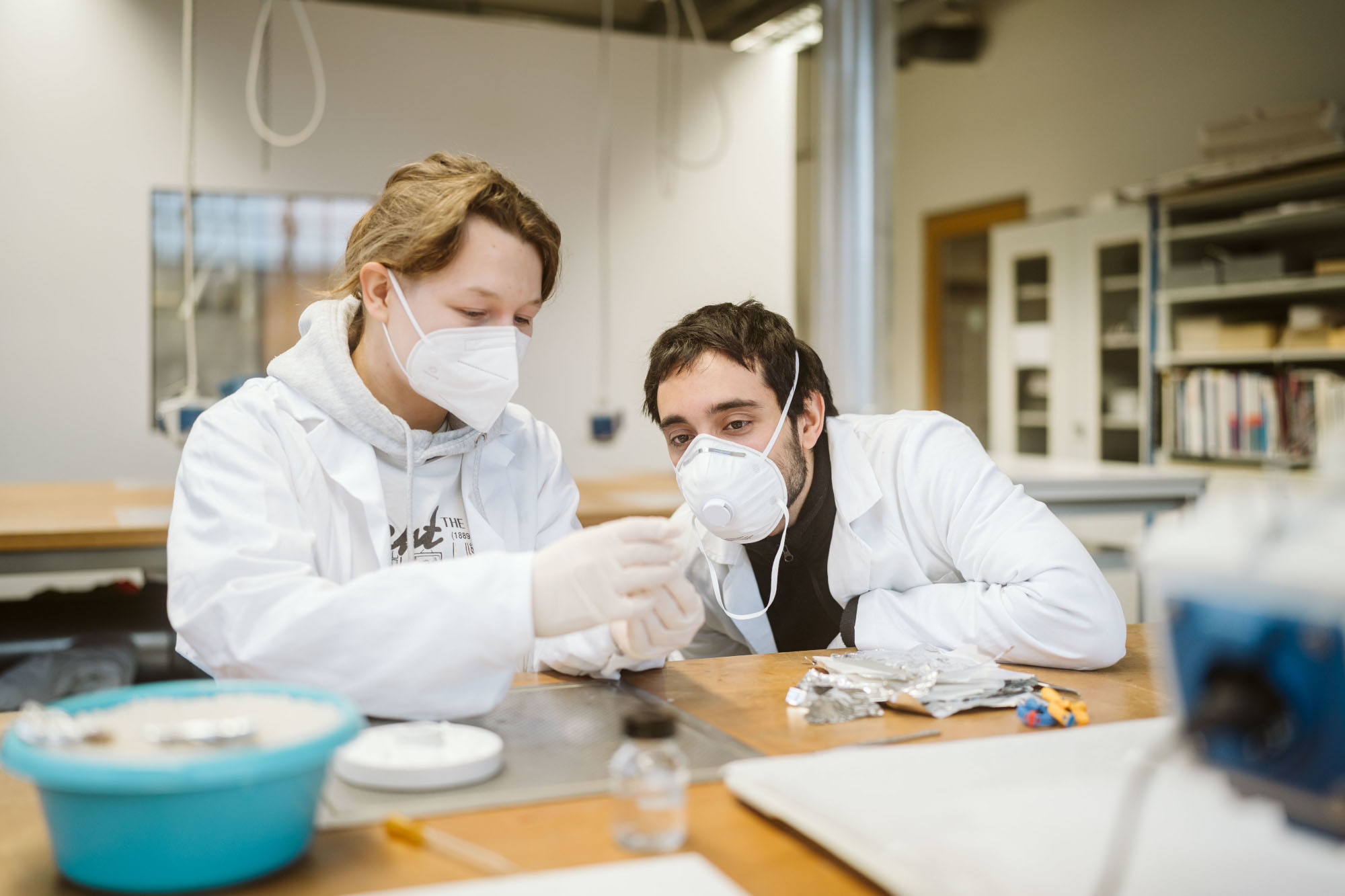 Studierende der HTW Berlin untersuchen eine Klebung an antiker Keramik_c_HTW Berlin_Alexander Rentsch Mit der Abwicklung des Studiengangs an HTW Berlin droht der Kahlschlag für die archäologische Restaurierung, Grabungstechnik und Restaurierung von technischem und audiovisuellem Kulturgut. Im Bild: Studierende der HTW Berlin untersuchen eine Klebung an antiker Keramik. © HTW Berlin/Alexander Rentsch