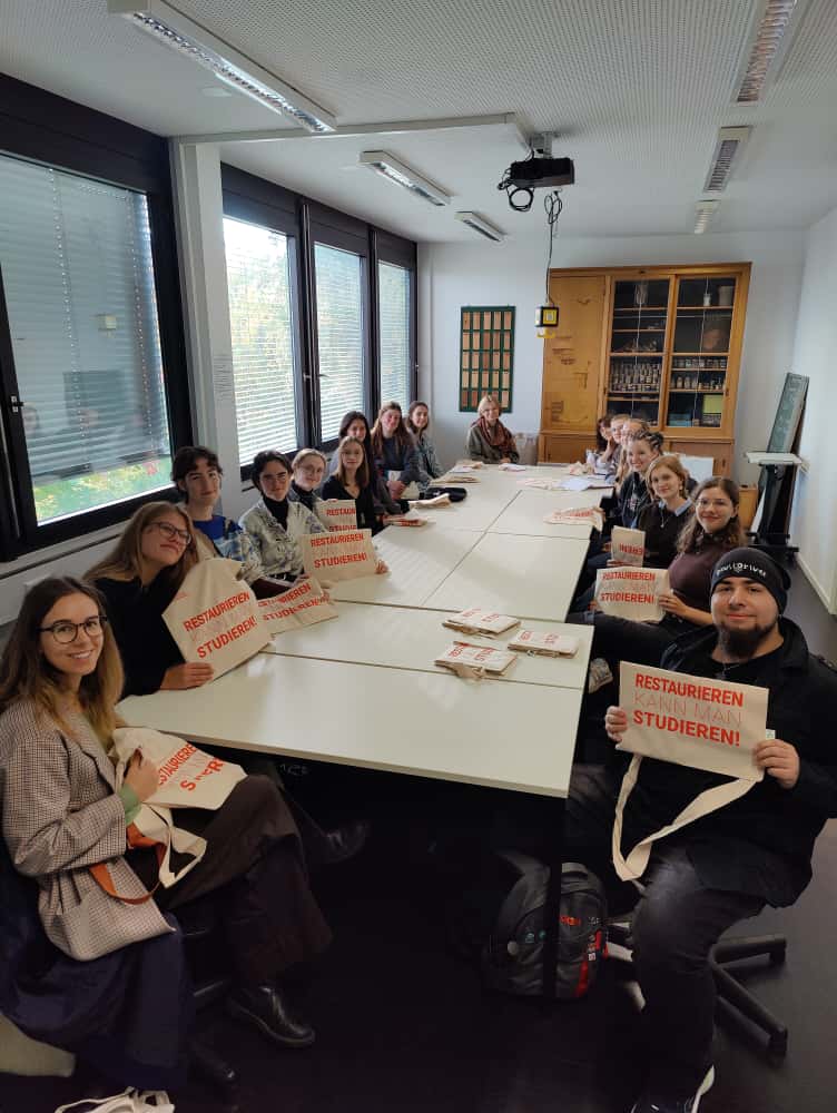 Die Empfänger:innen des Willkommenspakete 2025 an der ABK Stuttgart.