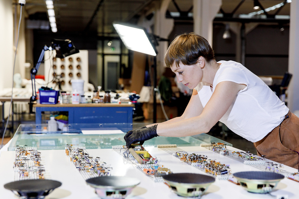 ZKM000180391 Ob Lichtkunst, Klangkunst oder kinetische Kunst – viele Werke der Gegenwartskunst brauchen Strom, damit sie leuchten, tönen oder sich bewegen. Doch gerade diese „Kunst mit Stecker“ stellt Restaurator:innen vor besondere Herausforderungen.
Bildnachweis: Zentrum für Kunst und Medien (ZKM) Karlsruhe