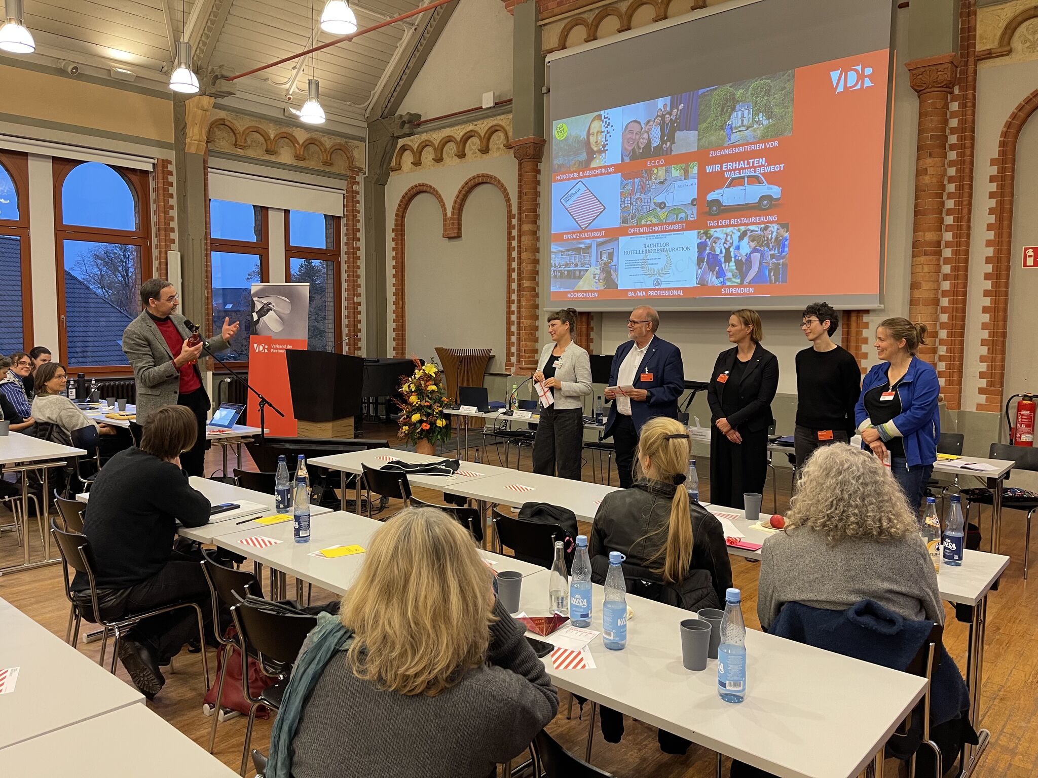 Altpräsident Sven Taubert gratuliert dem neu gewählten Präsidium.