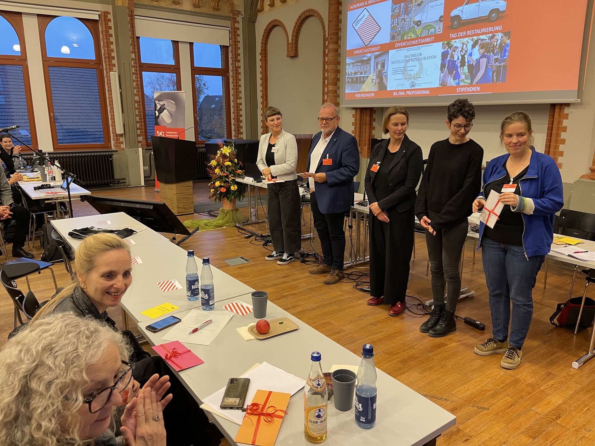 Das neue Präsidium 2025, v.li.: Nadine Thiel (Präsidentin), Dirk Sturmfels (Vize), Katharina Klauke (Präsidiumsmitglied), Isabel Wagner (Präsidiumsmitglied) und Julia Brandt (Vize und Schatzmeisterin). Im Vordergrund sind die wiedergewählten Kassenprüferinnen zu sehen.