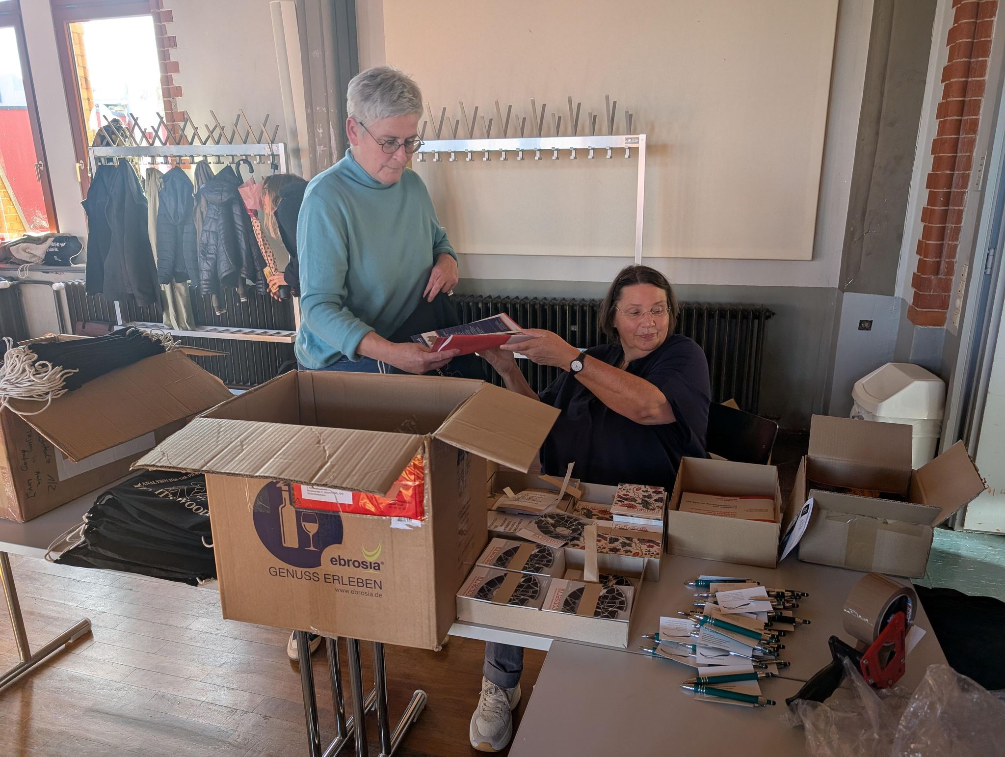 Vielen Dank, an alle, die hinter den Kulissen angepackt haben und mit Spaß bei der Sache waren. Die gute Stimmung hat uns getragen. Im Bild: Birgit Engel-Bangen und Angelika Rauch vom Orgateam.