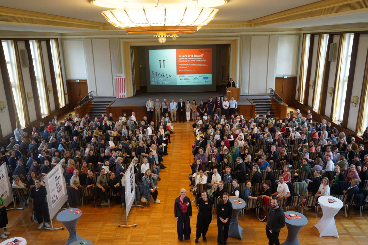 Gruppenbild mit Teilnehmenden, Referierenden und Sponsoren. Foro: Johannes Seidel