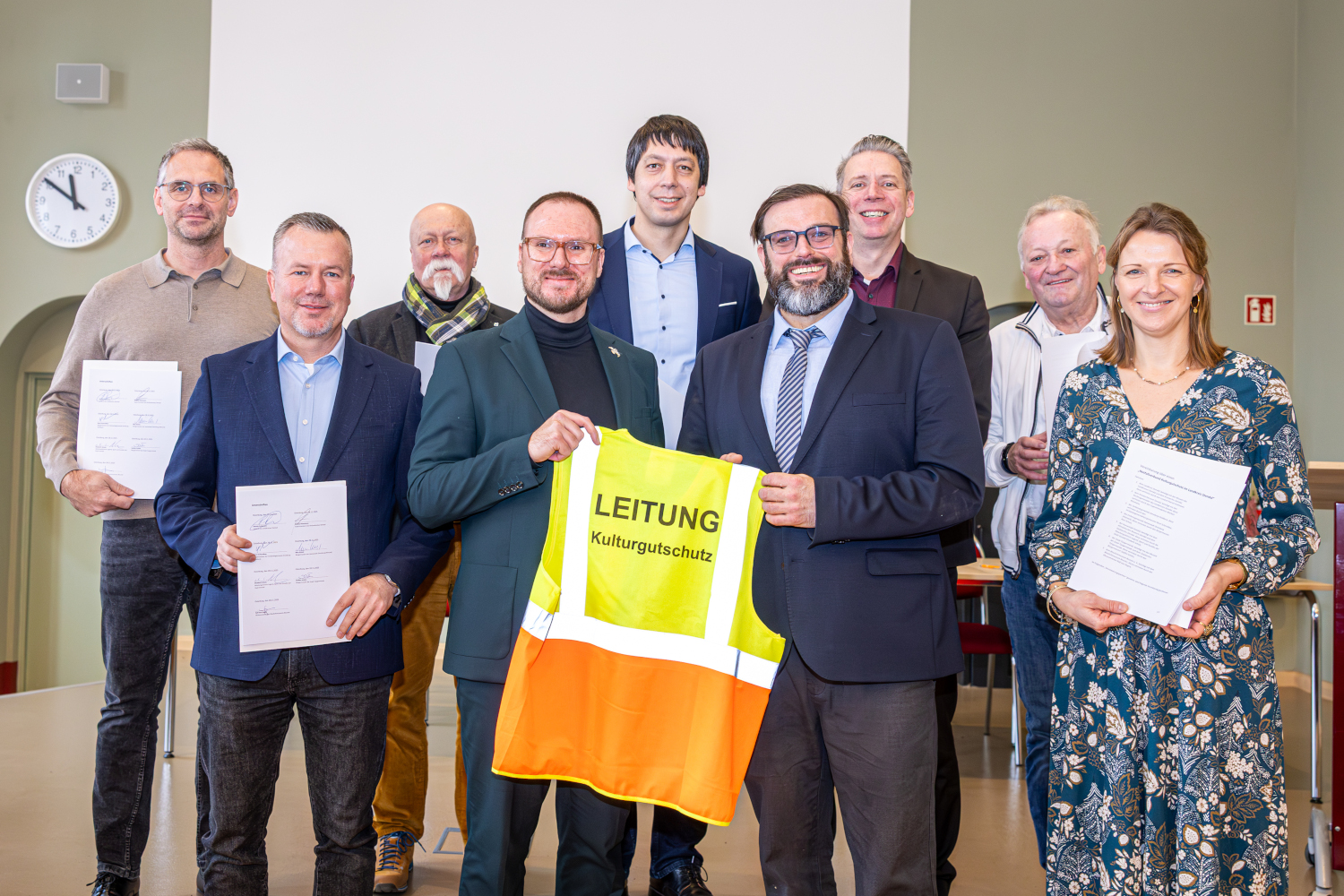 Im Rahmen der Gründung erhielt Florian Fischer (Vierter von rechts) von Marc Holly eine Weste aus dem Notfallset. Weiterhin abgebildet sind Steffen Schilm (von links), Nico Schulz, Michael Kleemann, Patrick Puhlmann, Dr. Sebastian Putz, Ralf von Hagen und Elisabeth Schulz. Foto: Stefan Rühling