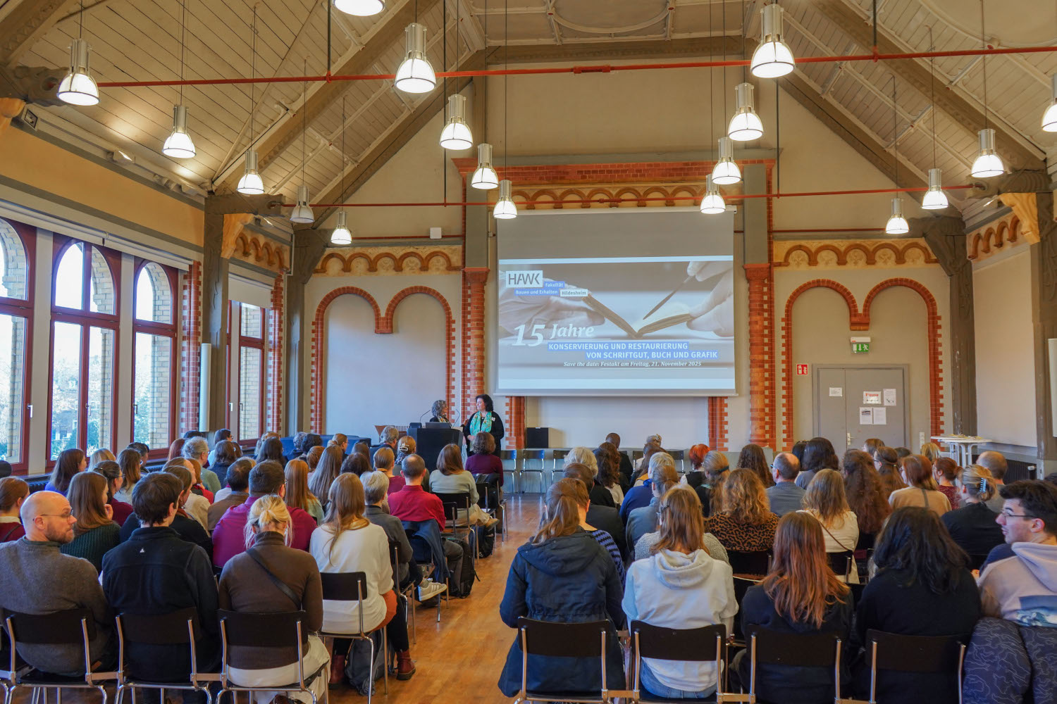 Bild 1: Prof. Ulrike Hähner und Barbara Rittmeier von der Vertiefung Schriftgut, Buch und Grafik in der Konservierung und Restaurierung begrüßten die rund 120 Gäste des Festaktes