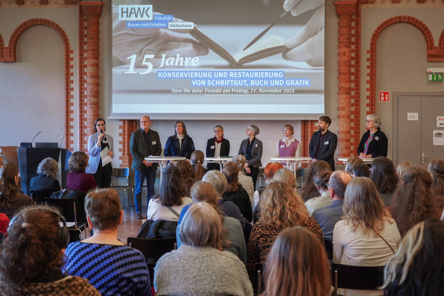 Bild 3: Bei einem Gespräch zu den Perspektiven des Berufs gaben Expert:innen ihre Einschätzung ab und diskutierten miteinander und mit dem Publikum. Fotos: HAWK