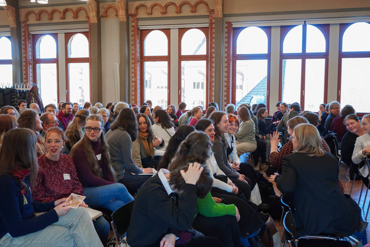 Bild 2: Zwischen den Studierenden, Alumni, Lehrenden und Kooperationspartner:innen fand ein reger Austausch statt.