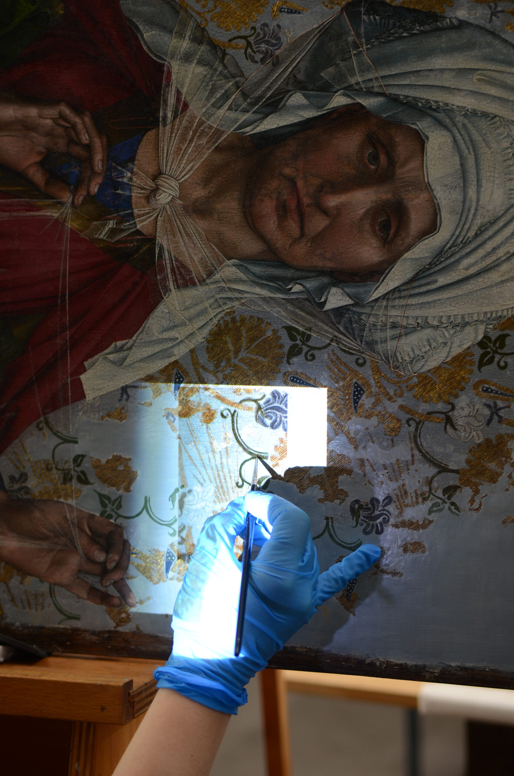 Restaurierung der Flémaller Tafeln, Rekonstruktion von Brokatdetails: Heilige Veronika (Detail)
Foto: Städel Museum