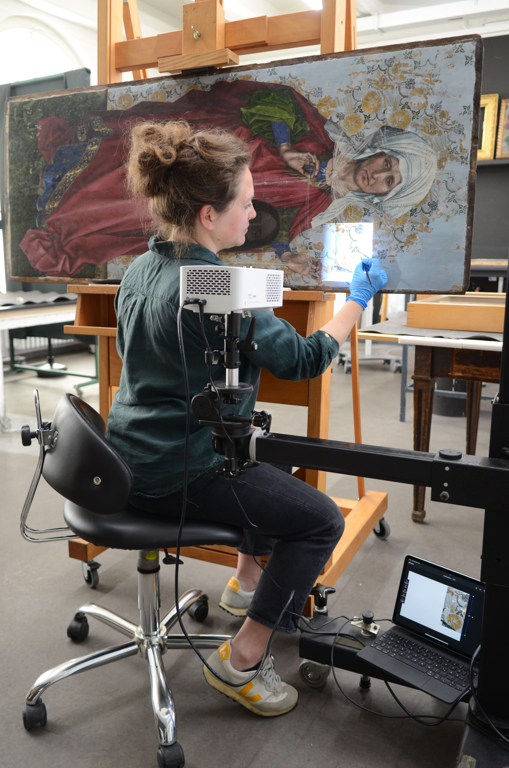 Im Foto Restauratorin Linda Schmidt bei der Rekonstruktion von Brokatdetails (© Städel Museum).