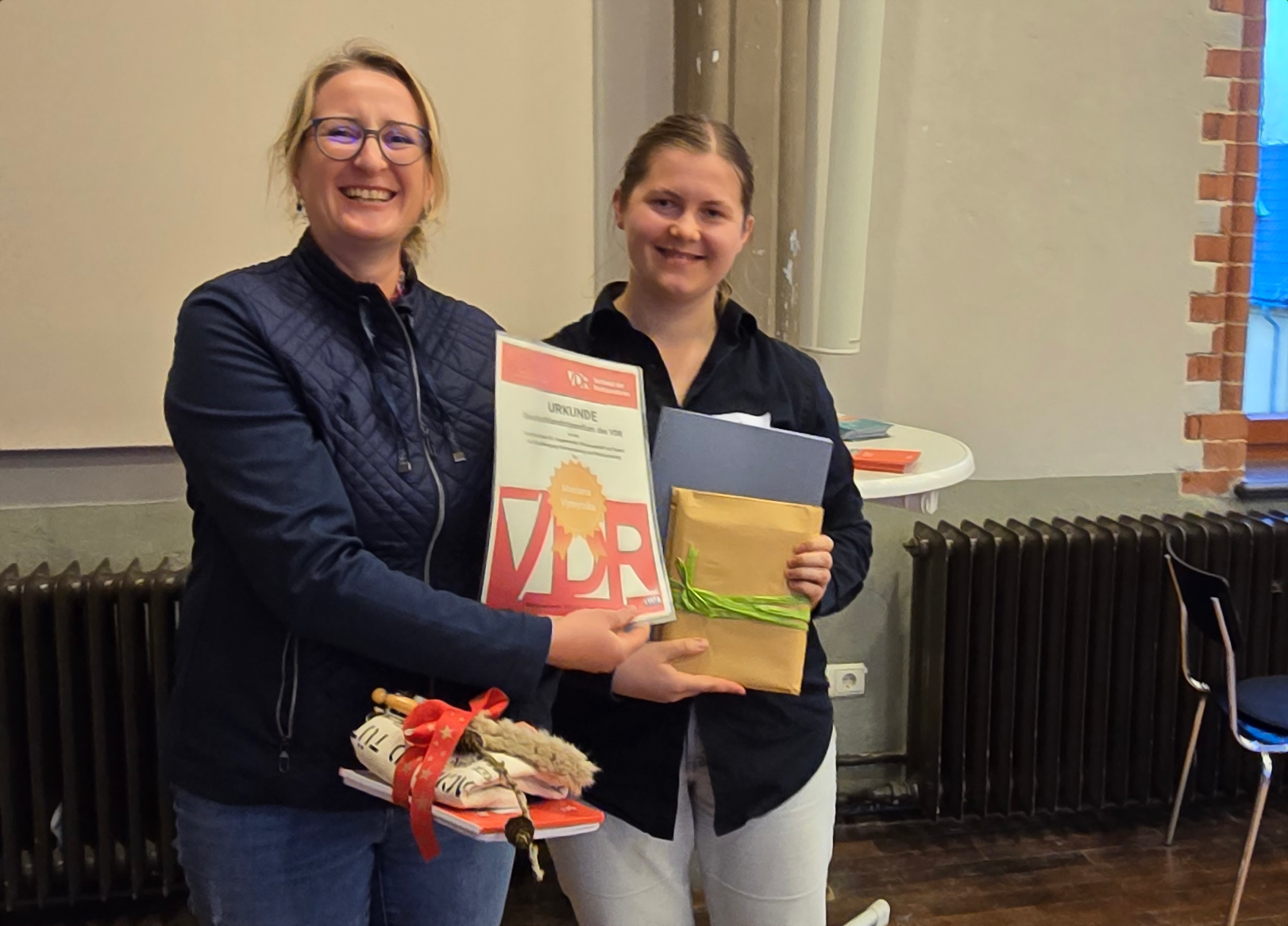 Patricia Brozio von der VDR-Geschäftsstelle mit Mariana Vytvytskaauf der VDR-Mitgliederversammlung im November 2025. Foto: Sven Taubert