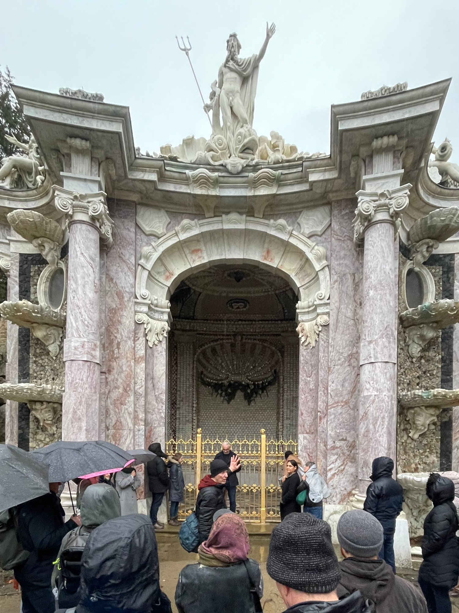Besichtigunng der Neptungrotte in der Potsdamer Parkanlage Sanssouci. Foto: Wanja Wedekind