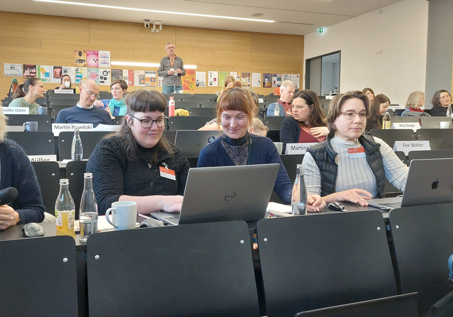 Seminarraum an der HAWK Hildesheim mit dem Online-Technik-Team im Vordergrund. Foto: Nicola Müller