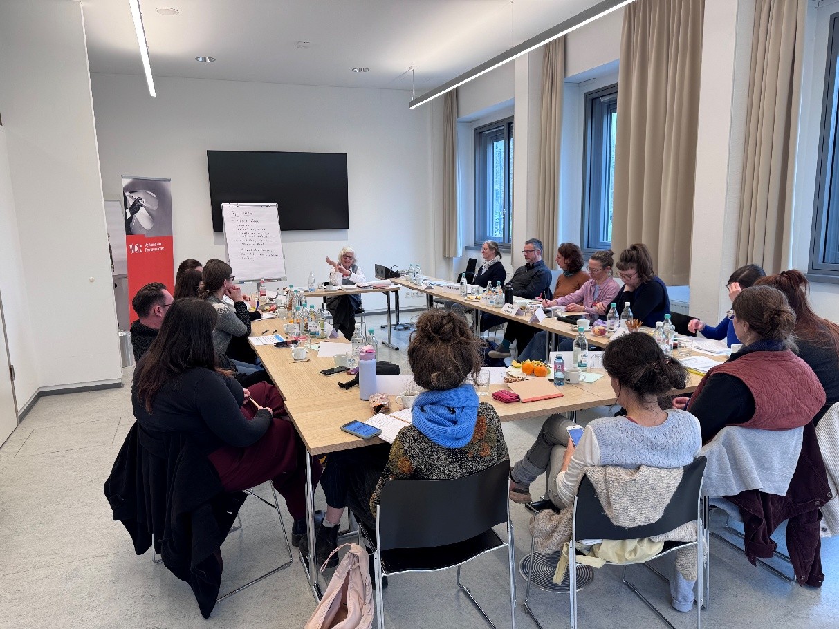Blick in den Seminarraum während des Besprechens eines Praxisbeispiels, Foto: Verena Ebel.