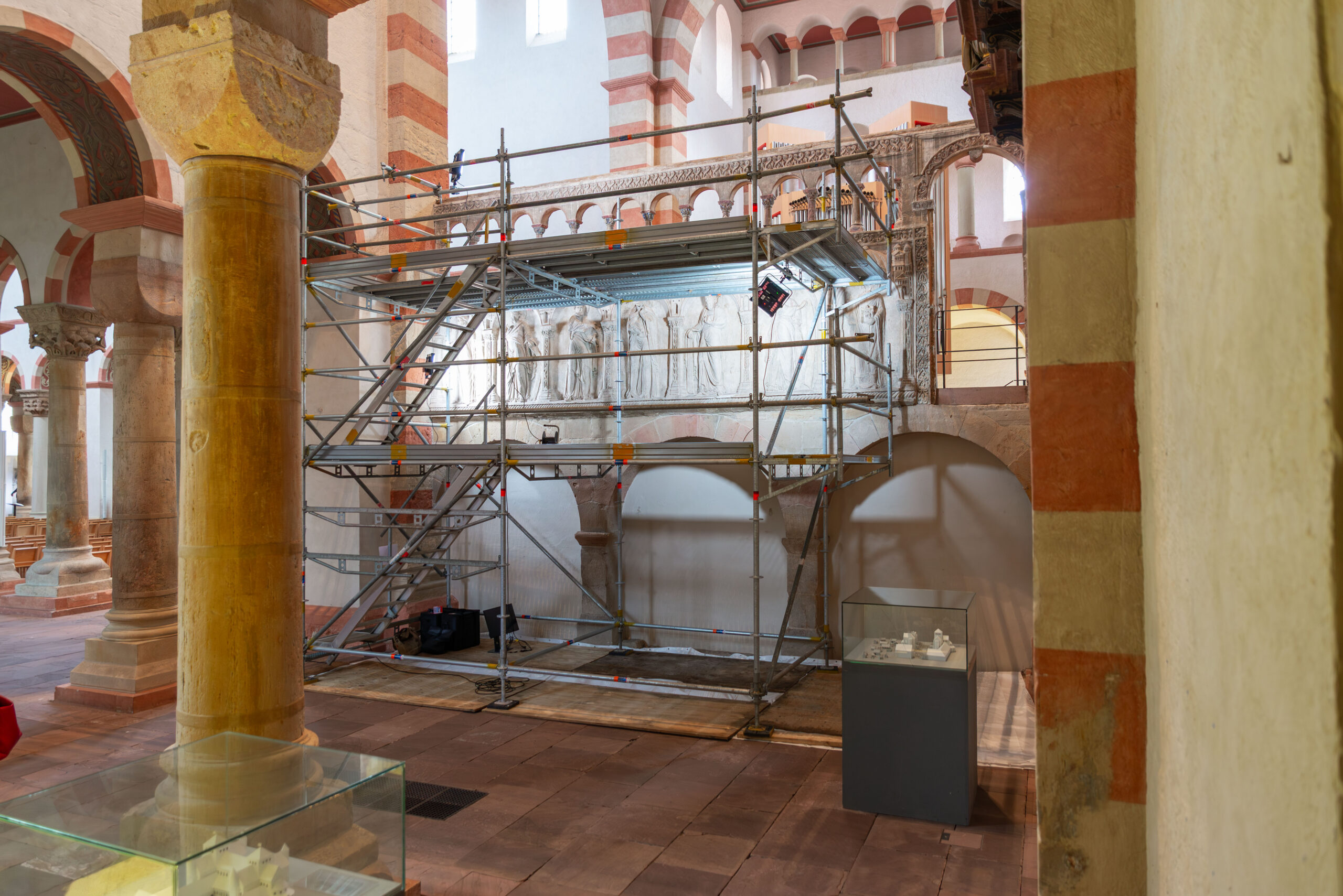 Das Gerüst bot direkten Zugang zur Chorschranke. Foto: HAWK