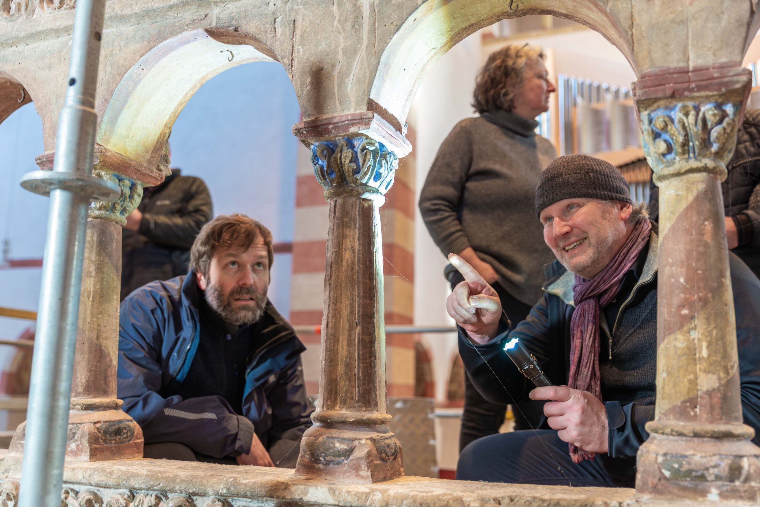Prof. Roland Lenz (r.) und Johannes Mädebach von der Klosterkammer Hannover untersuchen die Herstellungstechnik der Chorschranke. Foto: HAWK