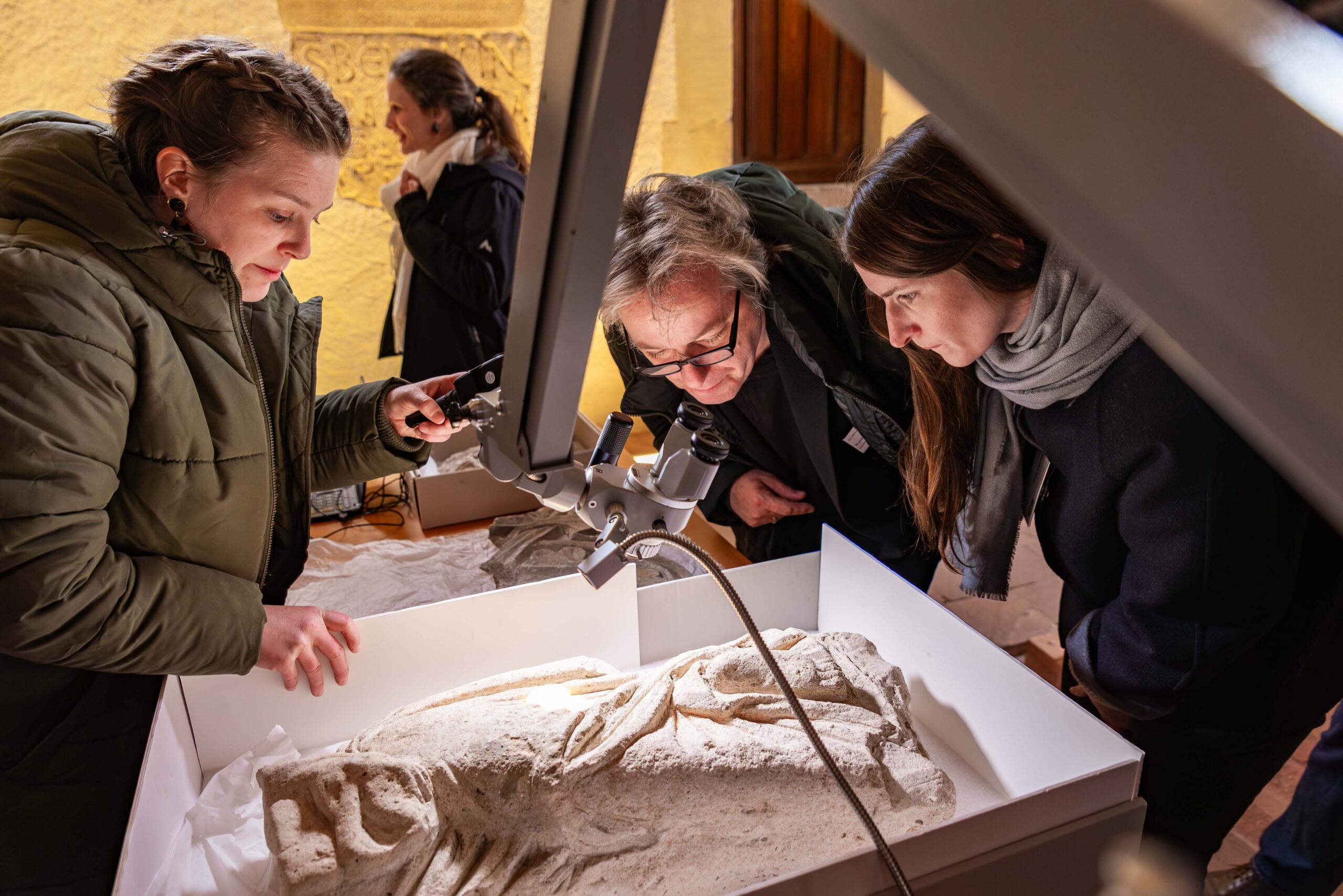 Rund 250 Stuckfragmente weisen auf das einstige, sehr reiche Ausstattungsprogramm der Welterbekirche Michaelis hin. Foto: HAWK