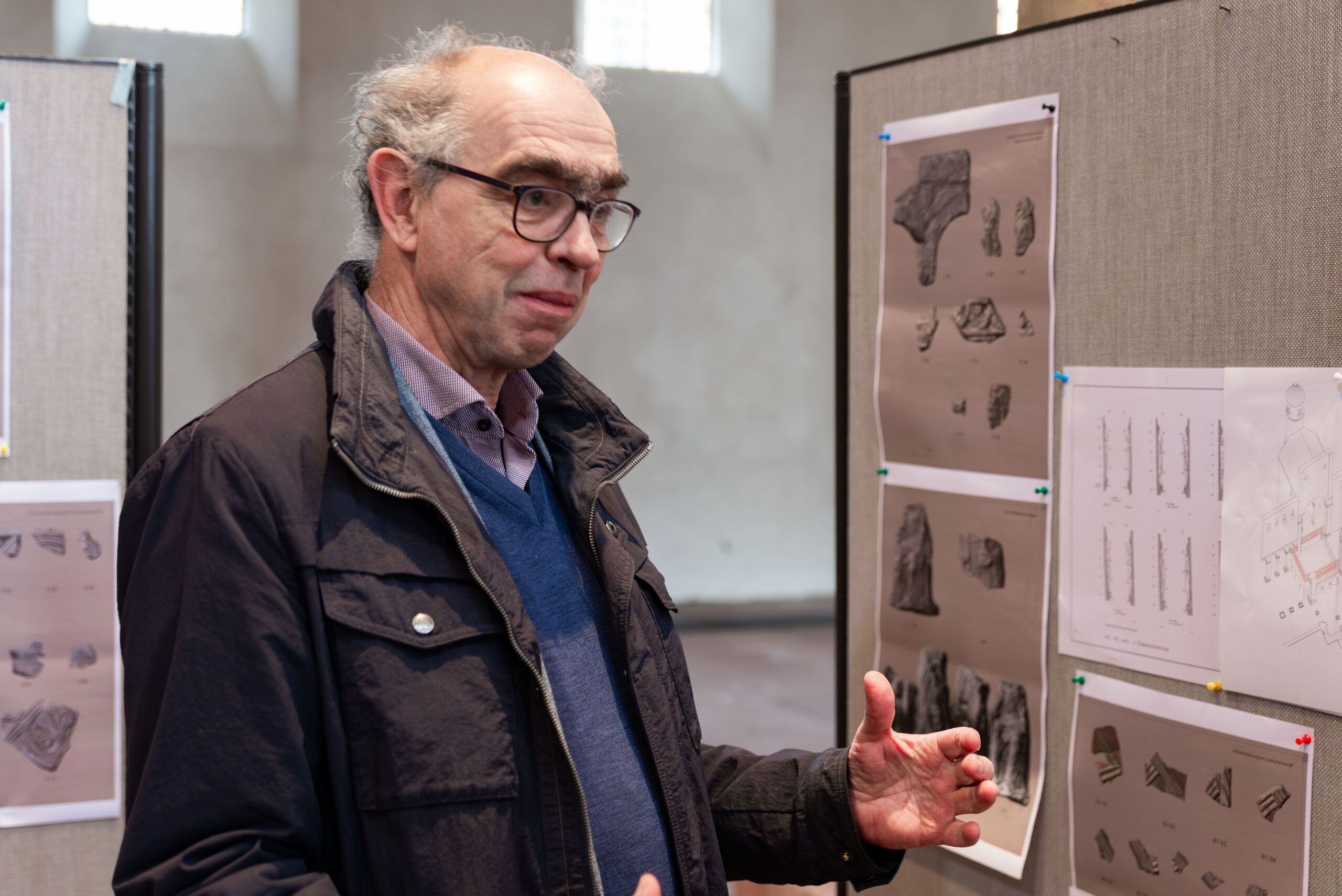 Prof. Dr. Matthias Untermann von der Universität Heidelberg klärt über die Fundorte der Stuckfragmente auf.