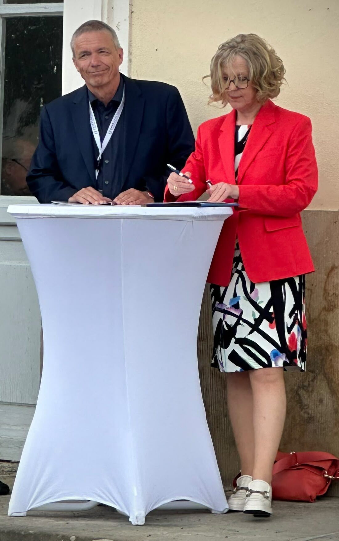 Übergabe der Leipziger Erklärung an die Ministerin. (Foto: Britta Schack, LfDH, 9.6.2026)