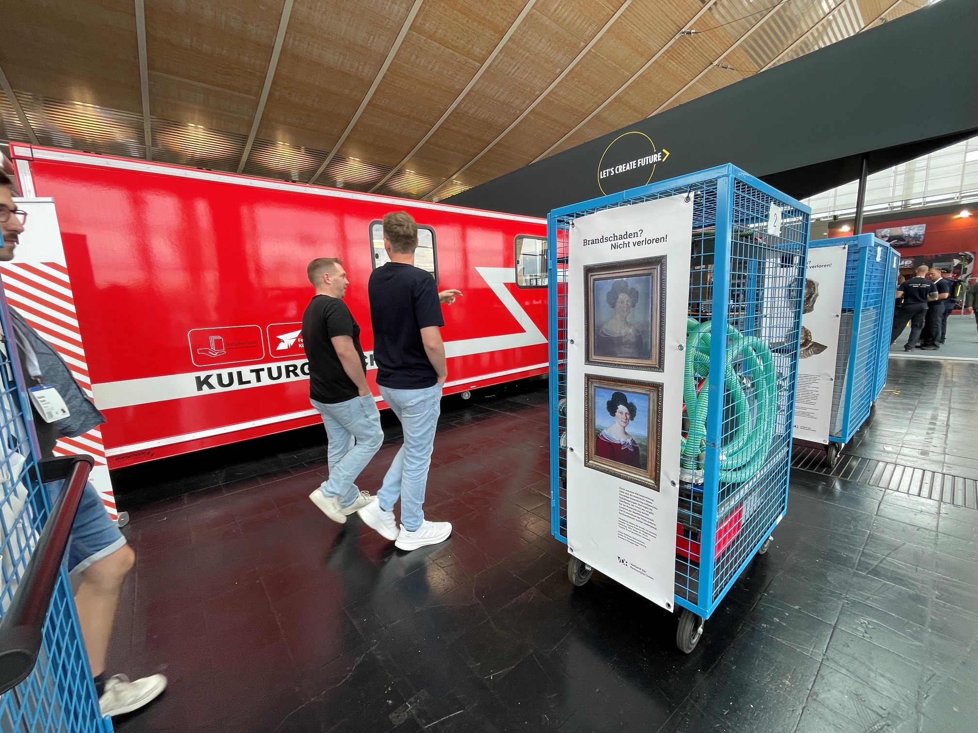 Was ist noch zu retten nach einer Havarie? An den Gitterboxen zeigten wir vorher-Nachher-Fotos unserer Mitglieder.