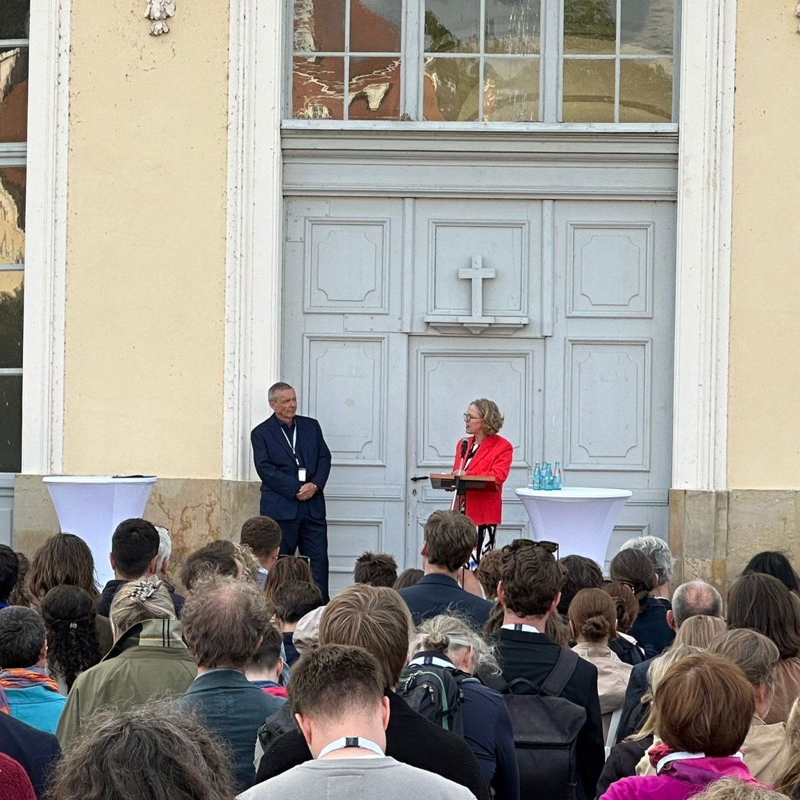 Der Vorsitzende der VDL, Prof. Dr. Thomas Drachenberg überreicht Ministerin Regina Kraushaar, sächsische Ministerin für Infrastruktur und Landesentwicklung auf Schloss Hubertusburg die Leipziger Erklärung (Foto: Jennifer Verhoeven, LfDH, 9.6.2026)