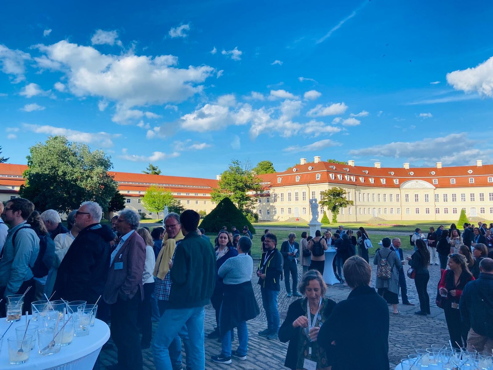 Begegnungsort vor dem Schloss Hubertusburg. Über 420 Teilnehmende trafen sich zu Vorträgen, Exkursionen und Diskussionen. (Foto Christiane Schillig, VDR)