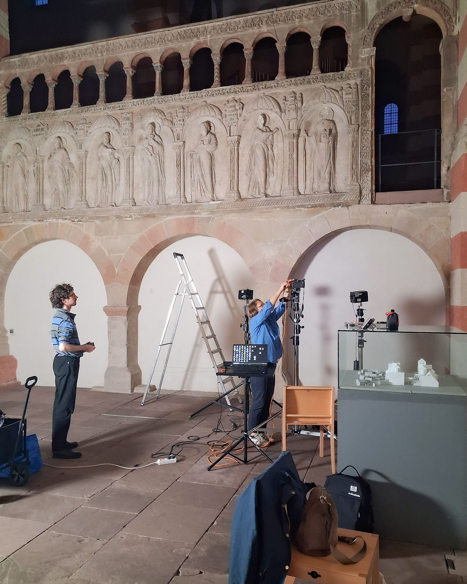 Prof. Dr. Barbara Beckett und Andreas Fitze bei den VIS-L-UV-Aufnahmen der Inschriften auf der Chorschranke in der Michaeliskirche (Foto: Dr. Angela Weyer)