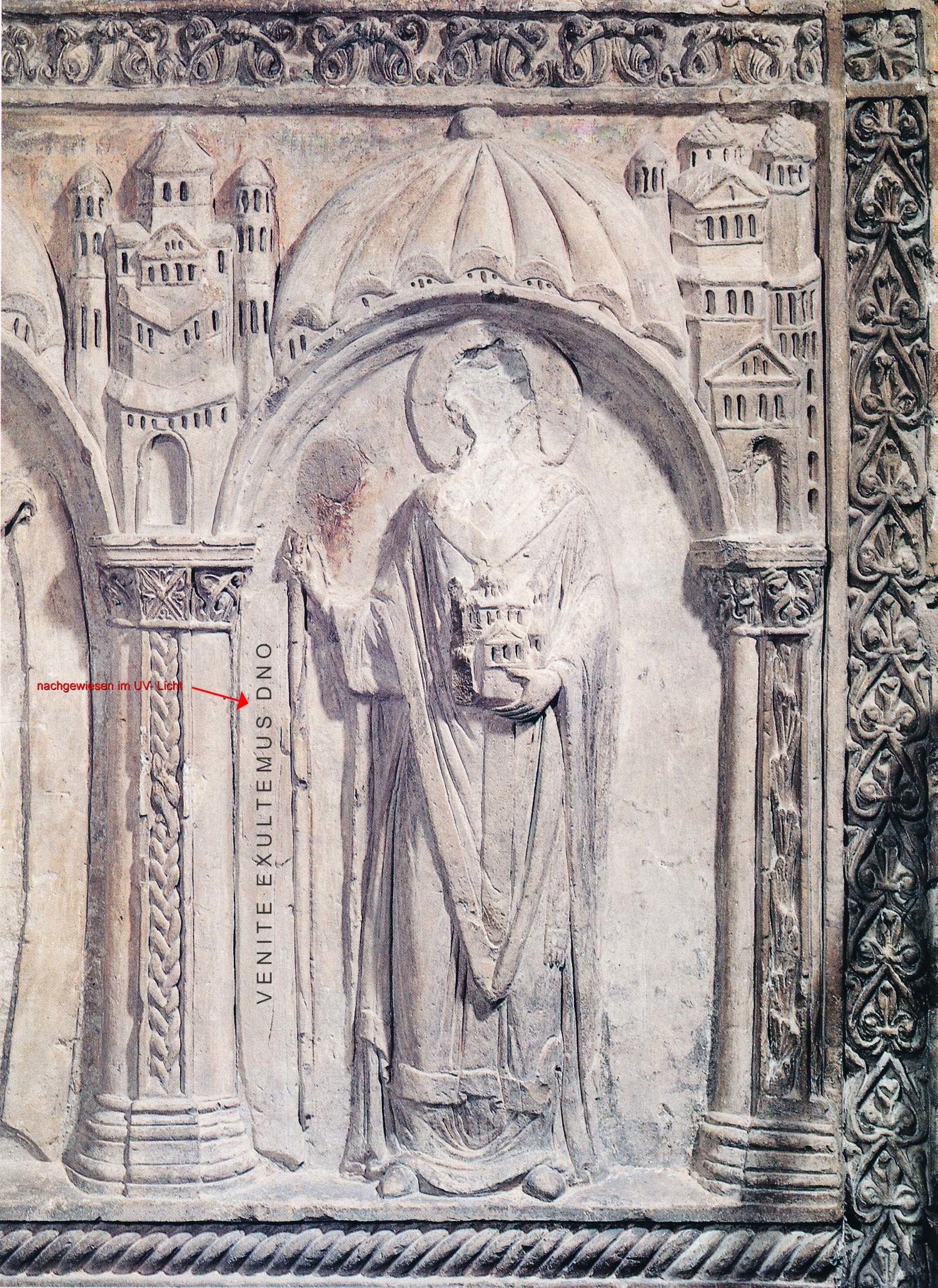 Rekonstruktion der Inschrift auf dem Schriftband des heiligen Bernward auf der Außenseite der Chorschranke nach dem Befund der UV-Aufnahme (Foto: Dommuseum Hildesheim, bearbeitet von Thomas Schmidt)