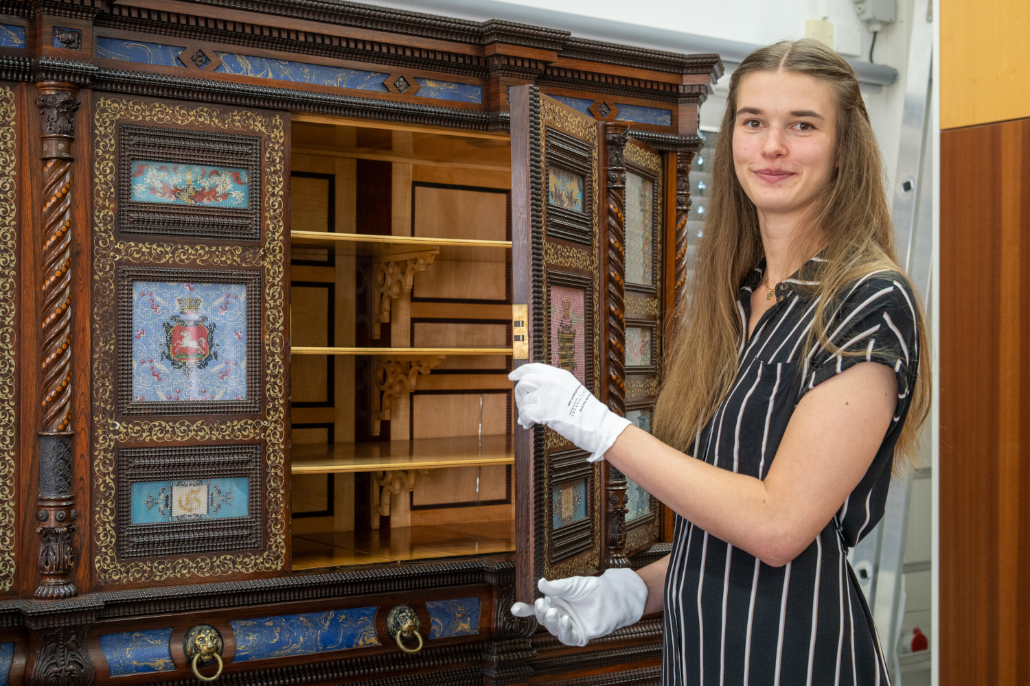 Milena Deutsch und ihre Kommilitoninnen konnten dem Kabinettschrank von König Georg V. mit Marie von Sachsen-Altenburg einige Geheimnisse entlocken.