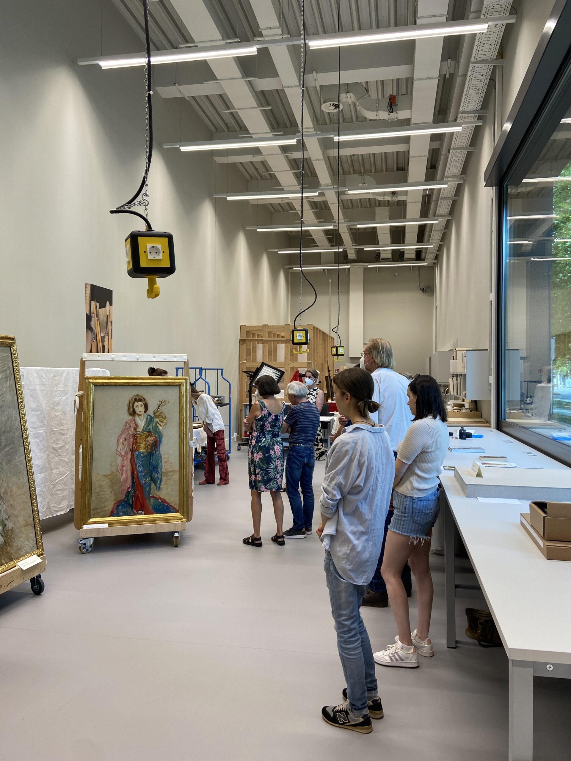 
"Schau mir in die Augen, Kleines" heißt es am 18.10.2026 im Saarlandmuseum bei einem Blick durchs Mikroskop im Restaurierungsatelier mit den Restauratorinnen.
© Stiftung Saarländischer Kulturbesitz