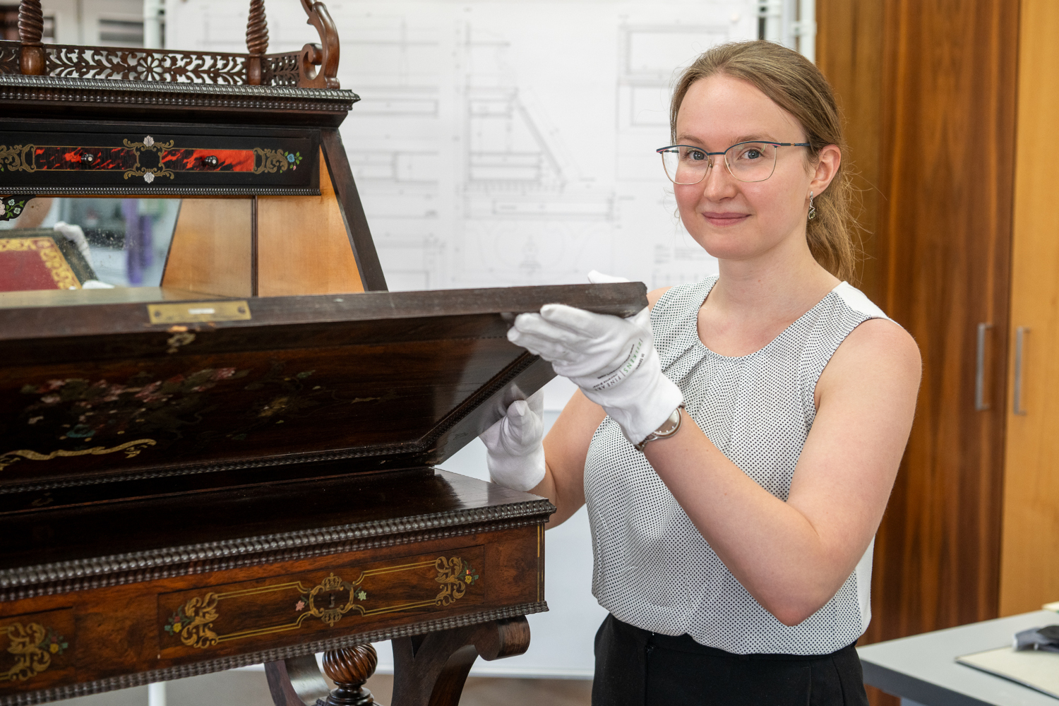 Renée Schade arbeitete in ihrem Bachelorstudium an dem kunstvoll verzierten Sekretär.