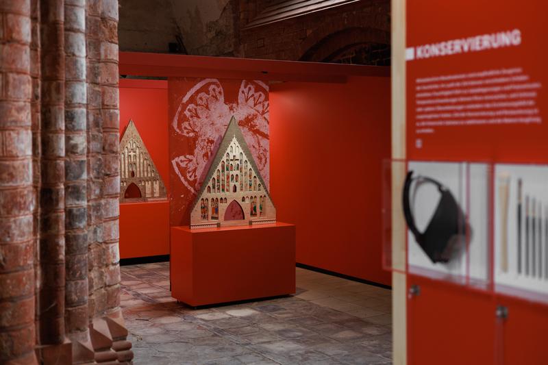 Ist- und Ursprungszustand bilden die maßstabsgetreuen Miniaturen des alten Ost-Portals der Nikolaikirche (heute: Friedenskirche) in Frankfurt/Oder ab. In einem Förderprojekt der DBU wurden mittelalterliche Fassadenmalereien rekonstruiert.

Copyright: Fanny Belling/Studio Zweibrand