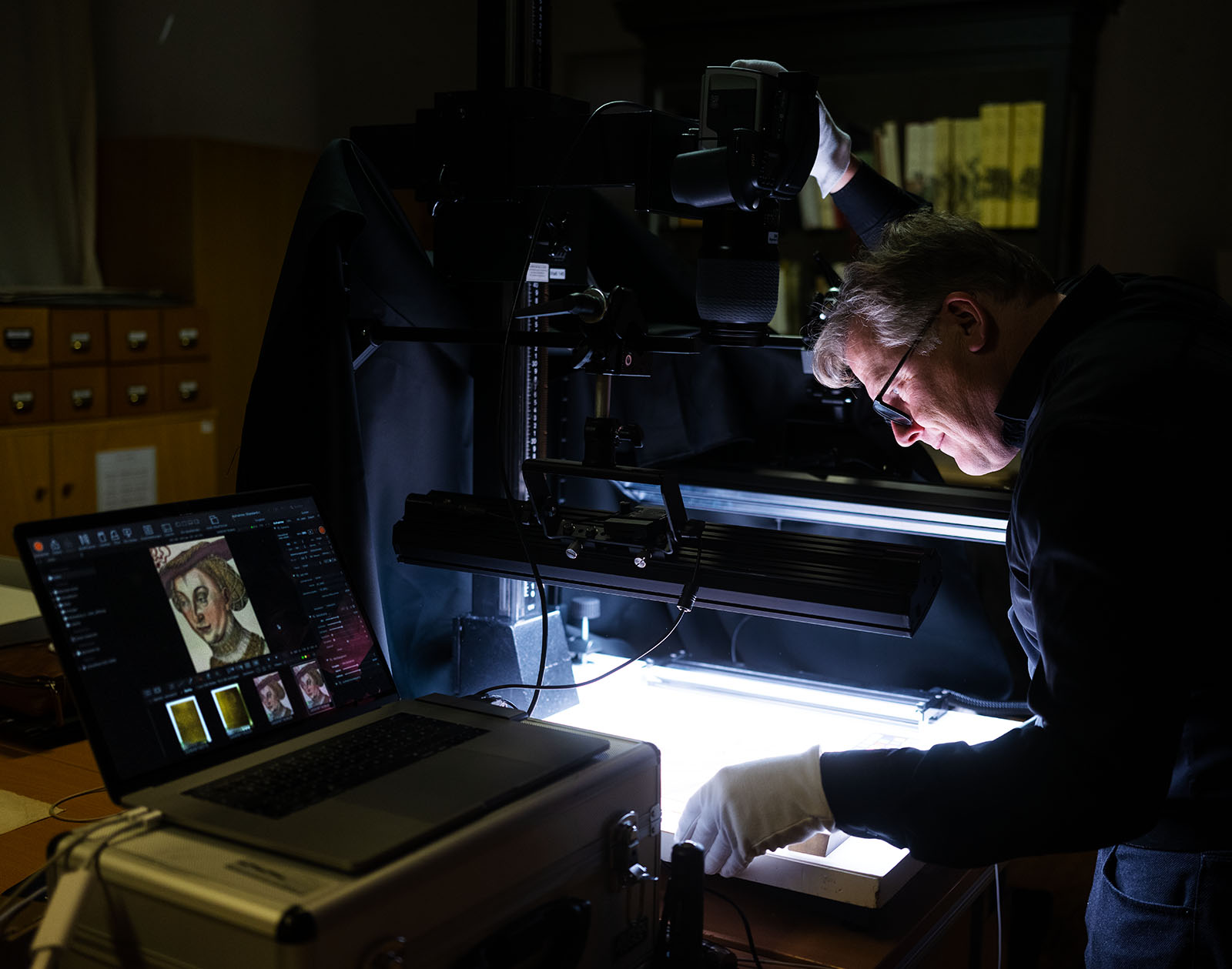 Bei der Erfassung der Zeichnungen und Druckgrafiken kamen kunsttechnologische Verfahren wie Multispektralfotografie, Infrarotreflektografie oder Röntgenfluoreszenzanalyse zum Einsatz. (Bild: Philipp Hort) 