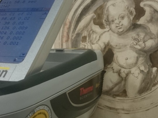 Kunsttechnologische Untersuchung der Zeichnung "Kniender Putto im Rund". (Bild: Gunnar Heydenreich / TH Köln) 