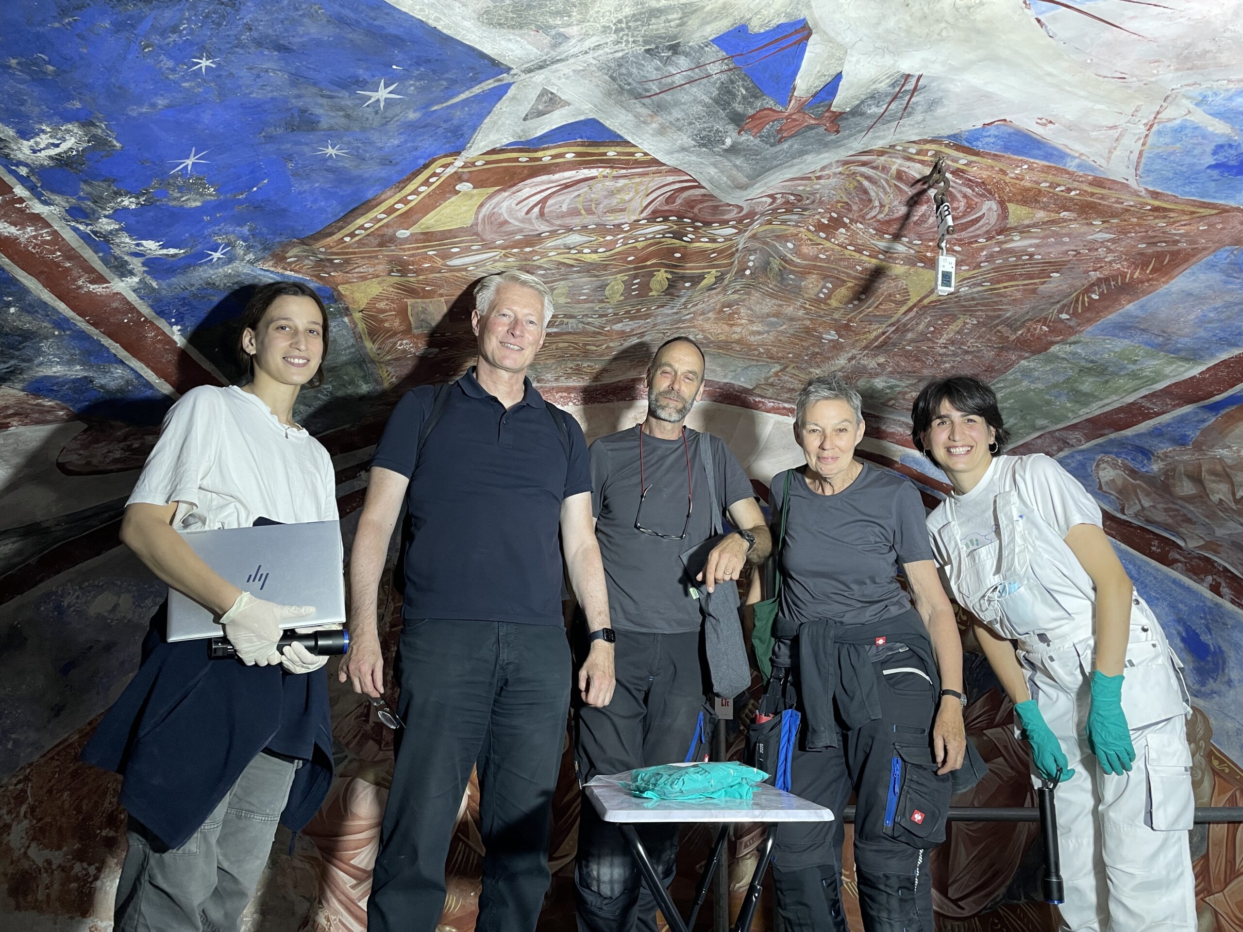 Mitarbeiter:innen des internationalen Teams unterhalb eines Gewölbes: Nuca Koberidze, Steffen Laue, Stephen Rickerby, Lisa Shekede, Mariam Sagaradze (v. l. n. R.), Foto: Mariam Todua