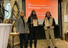 Julika Heller (li.) überreicht den Restauratoren-Nachwuchspreis der VDR-Landesgruppe Schleswig-Holstein 2022 an Luna Rötzschke und Felix Schlichtegroll.