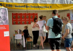Besucher am VDR-Stand am Tag des offenen Denkmals 2023.