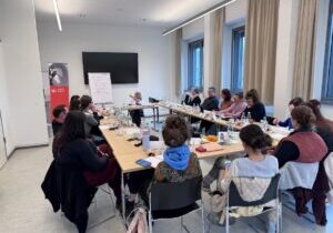 Blick in den Seminarraum während des Besprechens eines Praxisbeispiels, Foto: Verena Ebel.