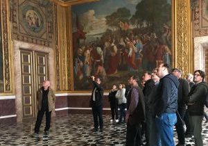 Stefan Wolf von der Bayer. Schlösserverwaltung bei der Führung durch die Nibelungensäle der Münchner Residenz. (Foto: Helena Ernst)